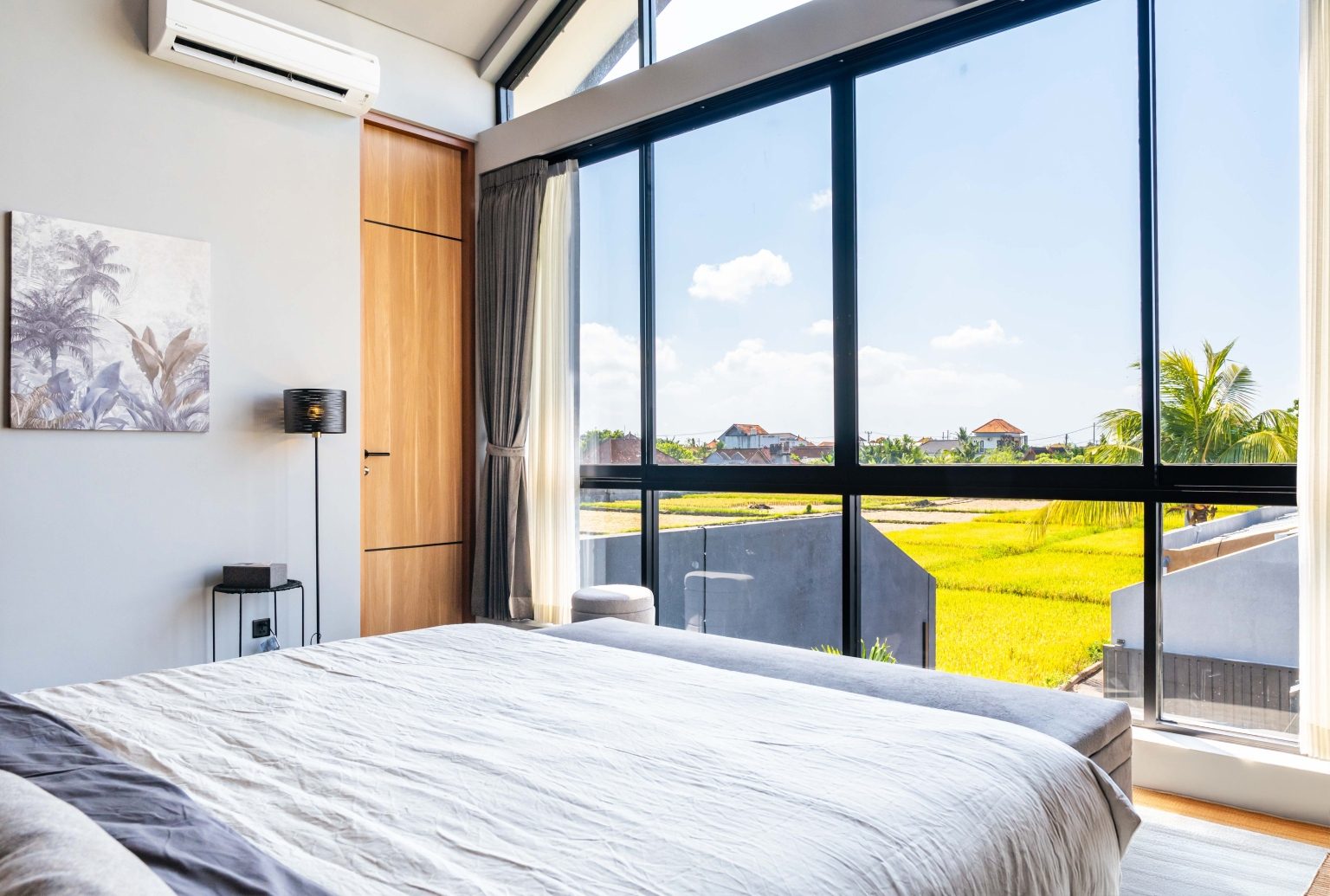 Spálňa vily AMANI v Munggu s panoramatickým výhľadom na ryžové polia, Bali